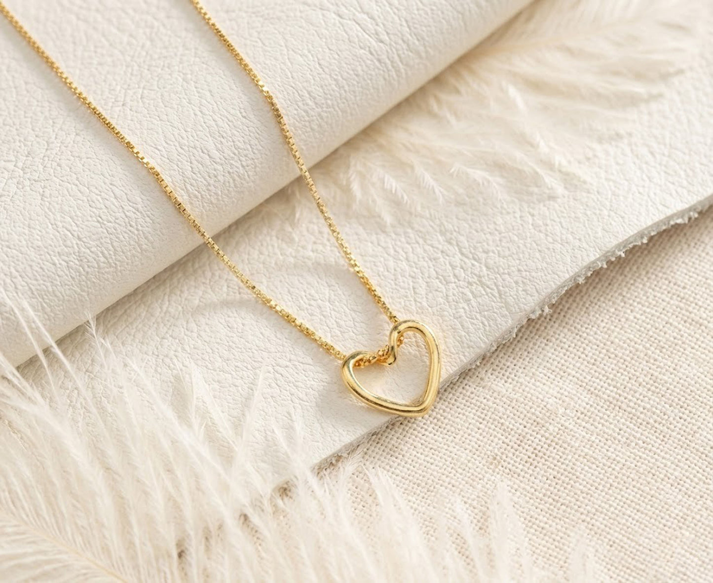 Elegant Minimalist Open Heart Pendant Necklace in 14K Gold