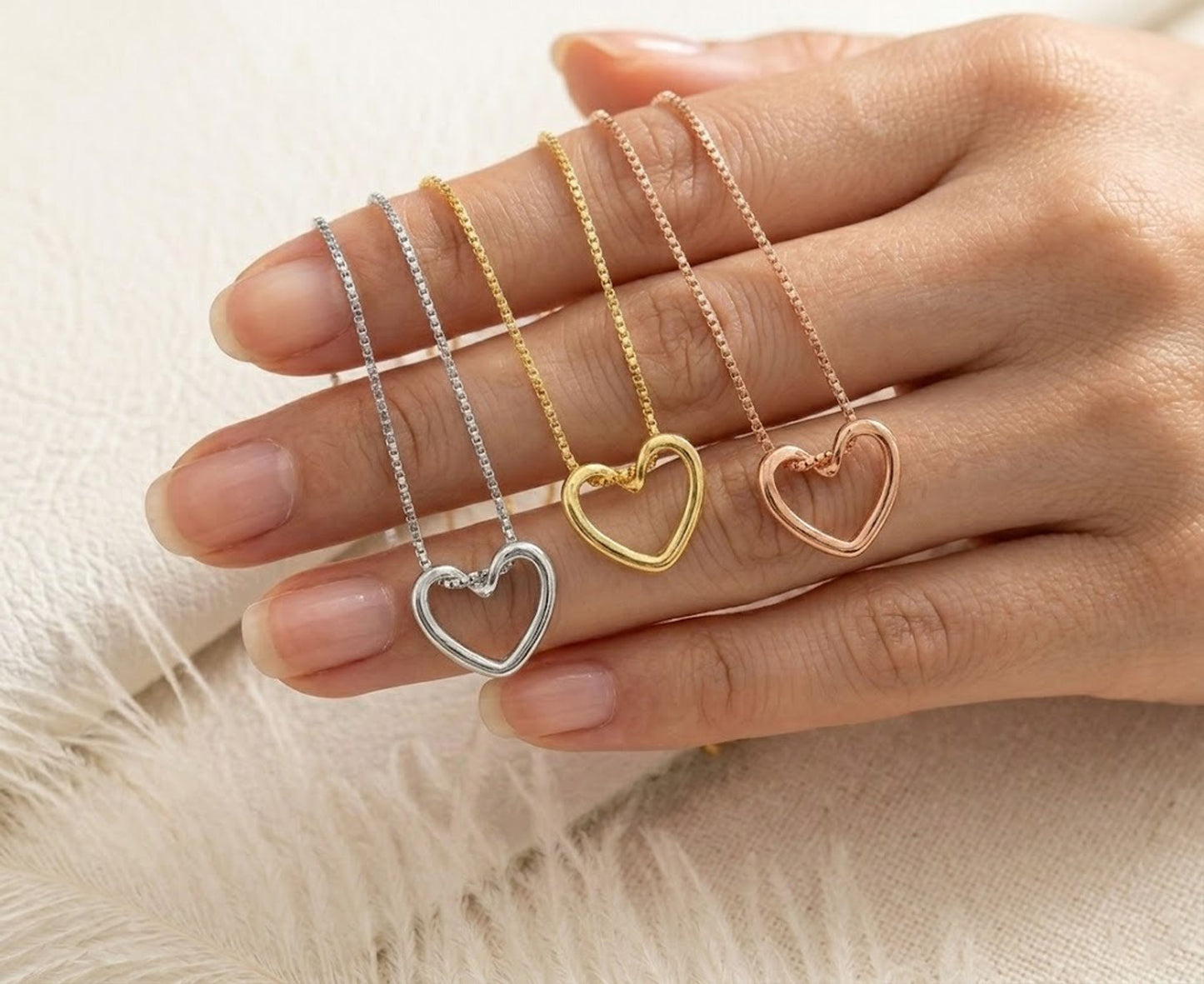 Elegant Minimalist Open Heart Pendant Necklace in 14K Gold