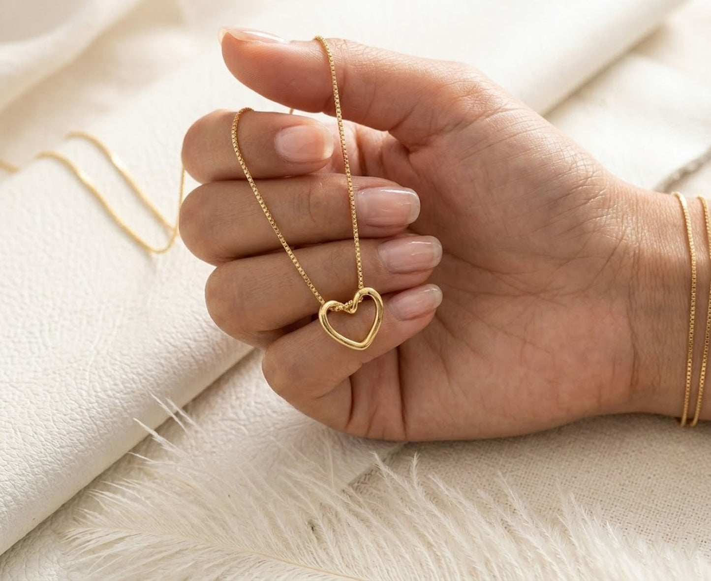 Elegant Minimalist Open Heart Pendant Necklace in 14K Gold